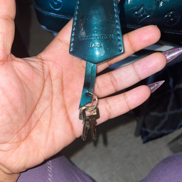 Mint condition authentic Louis Vuitton purse - Picture 3 of 9